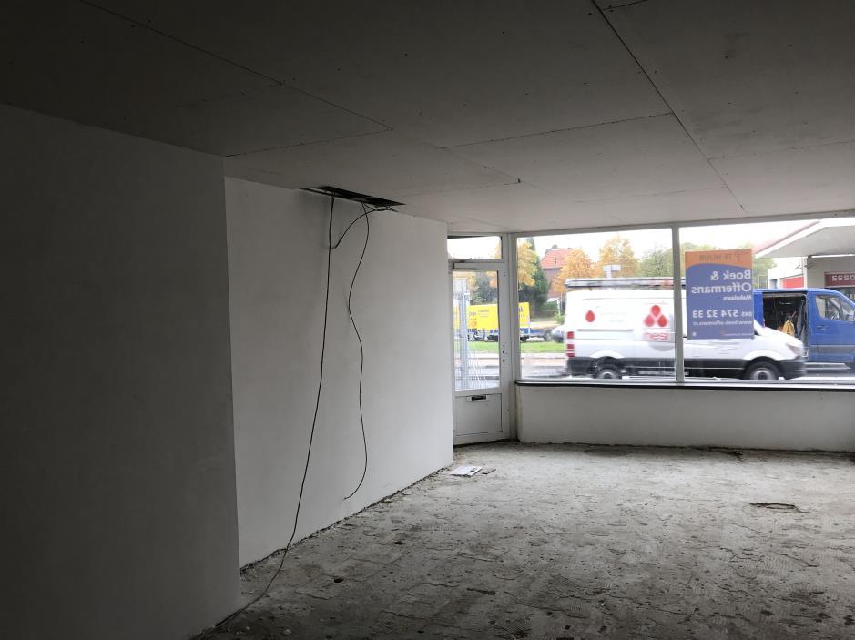 OBJECT LIGGING Aan de doorgaande weg in Hoensbroek, langs de grens met Brunssum, mogen wij u deze keurige praktijk/commerciële ruimte aanbieden van circa 44 m².