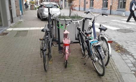 Er is een stalling aan de kerk en verder een veel te kleine stalling ter hoogte van de bushalte nabij de school. Sommige handelaars hebben zelf een mini stalling voor enkele fietsen.