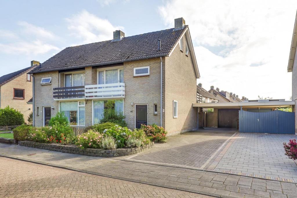 Kindvriendelijke wijk Deze ruime 2-onder-1 kapwoning met garage staat op een mooie en rustige locatie in Chaam.