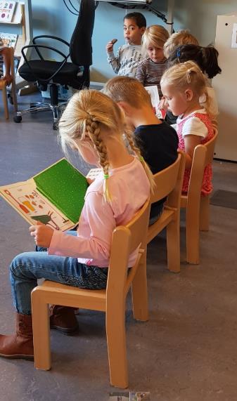 NAAR SCHOOL Als de kinderen op school komen, worden de jassen en tassen aan de kapstok gehangen. Er is een kapstok voor groep 1 en een kapstok voor groep 2.