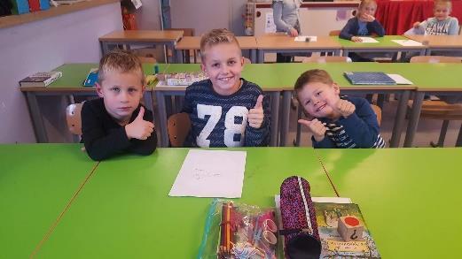 WEER NAAR HUIS Als de school uitgaat, begeleiden de leerkrachten de kinderen naar buiten. Tijdens het naar buiten lopen, lopen we netjes twee aan twee.