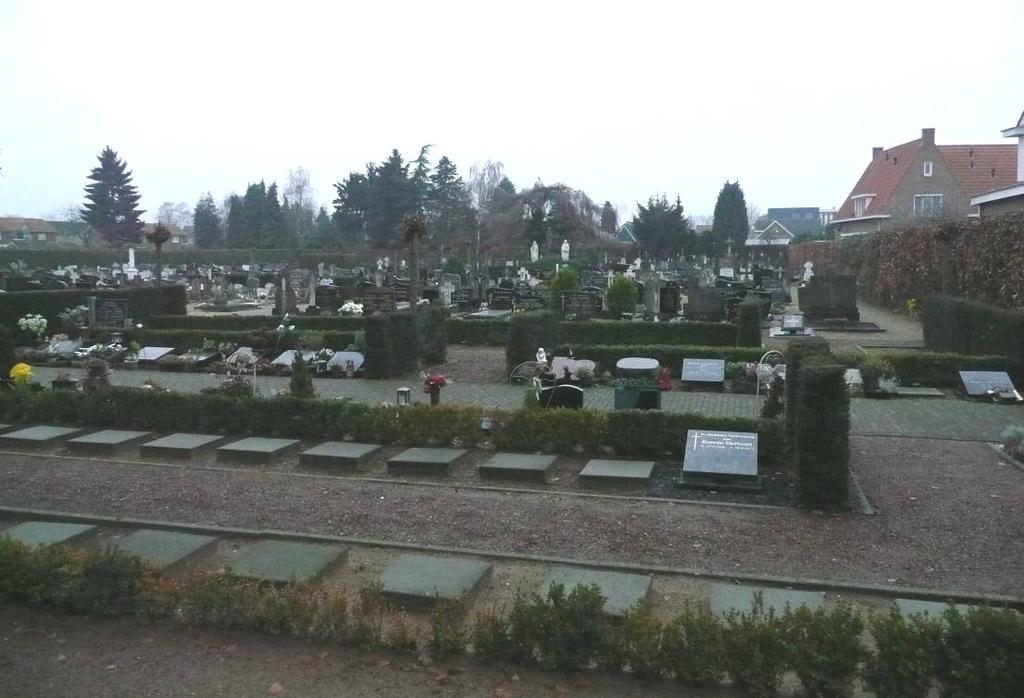 Overzicht begraafplaats met in de verte