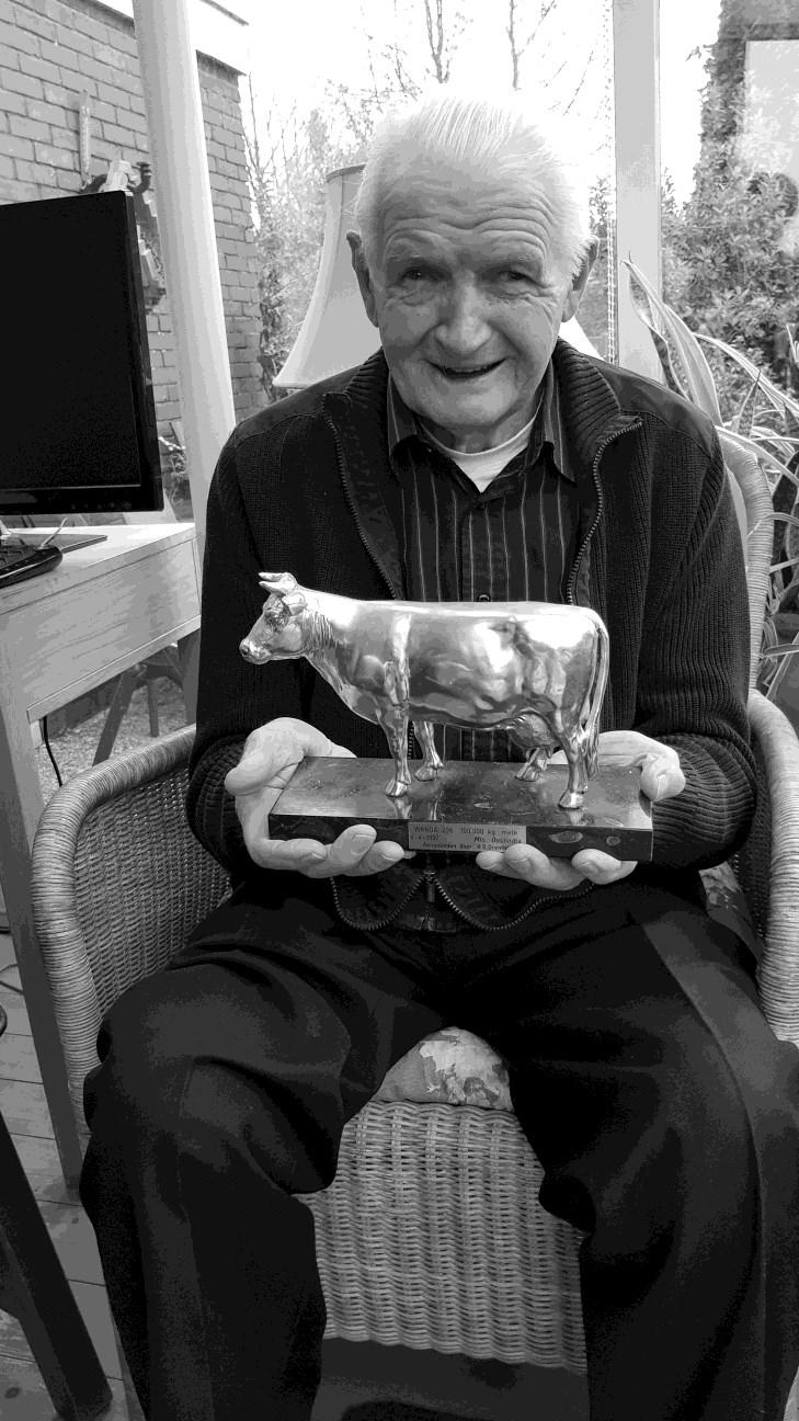 Allard Oostindie met een trofee verkregen van Wanda 236, één van de topkoeien. Zij heeft in haar leven meer dan 100.000 liter melk gegeven.