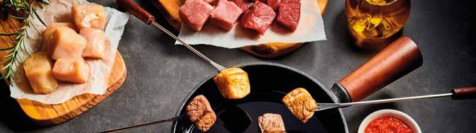 GEZELLIG TAFELEN FONDUE 10,75 / pers. rund, kip, varken en kalkoenvlees, gepaneerde balletjes en spekrolletjes GOURMETSCHOTEL 12,50 / pers.