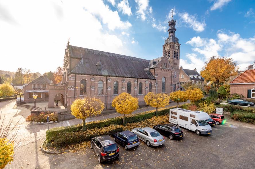 Neoclassicistische hallenkerk uit 1825-1826 met Ionische zuilen en arcaden.