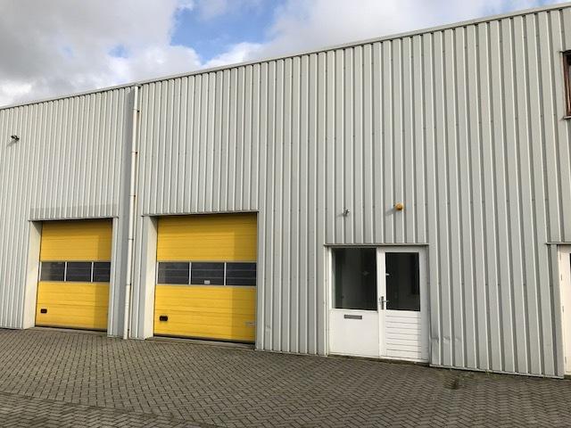 Aanbieding: Bedrijfsruimte De Factorij 8 E Zwaag Courante bedrijfsunit ter grootte van ca. 100 m 2 op de begane grond met daarin een kantoortje van ca. 14 m 2, alsmede een toilet en entree.