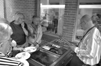 In de tent stond een uitgebreid buffet met begeleidende schotels