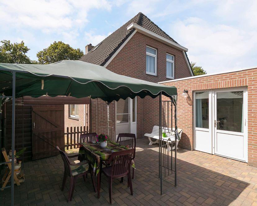 Kenmerken Soort Type Kamers Woonoppervlakte Perceeloppervlakte Inhoud eengezinswoning vrijstaande woning 5 184 m² 1235 m² 776 m³ Bouwjaar Tuin Garage