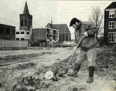 Bron: Jubileumkrant 7 jaar vereniging Oud Ede, 5 januari 1999 Eduard Zuurdeeg legt duizenden jaren Edese historie bloot Ëduard Zuurdeeg met enkele van de schoongemaakte vondsten uit de zeventiende