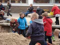 Vanaf groep 6 krijgen de kinderen gestructureerder huiswerk mee voor bijvoorbeeld aardrijks kunde, geschiedenis en biologie. In de groepen 7 en 8 kan dat ook uitgebreid worden met rekenen en taal.