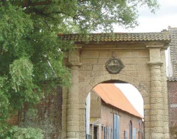 Hoeve Diesveld Diesveldstraat 42 Otegem De hoeve in Otegem was vroeger een kasteel, waarvan nu slechts de monumentale inrijpoort en enkele arduinen zuilen in