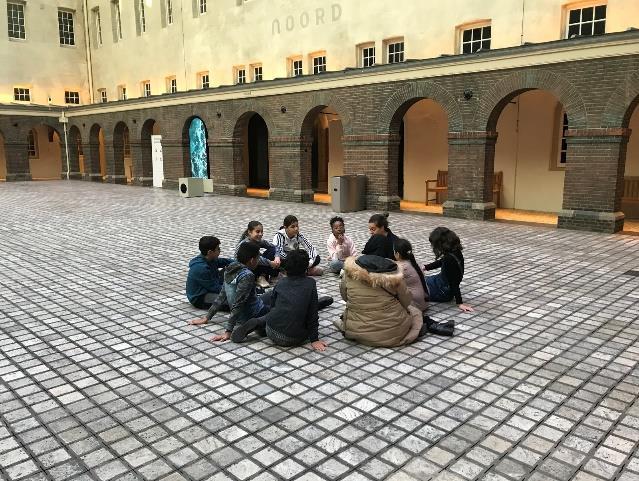 Nieuws uit groep 7/8a Terug in de tijd Door onze verslaggevers Yusuf en Chaima AMSTERDAM - Vorige week zijn we met onze klas naar het Scheepvaartmuseum geweest. We gingen met de bus.