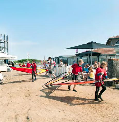 Allemaal even gastvrij en met een ultiem ontspannen strandsfeertje. DURF JIJ HET? Benieuwd of jij feeling hebt voor het surfen?