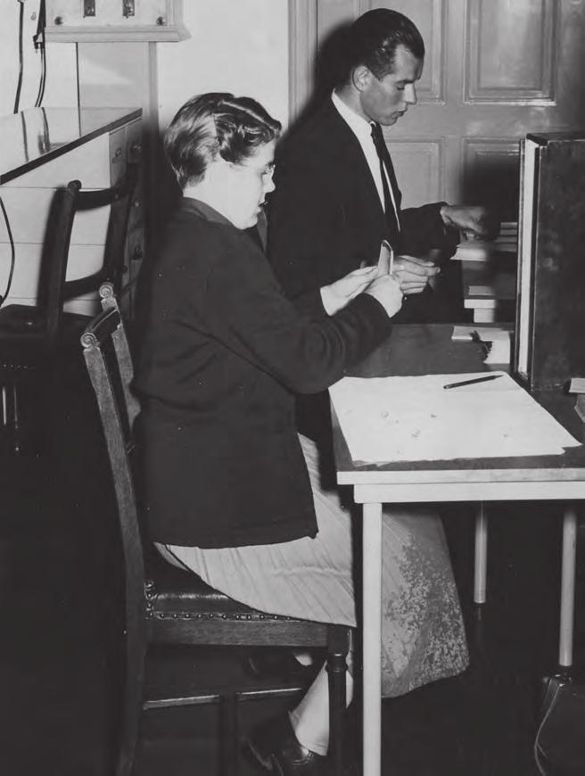 Aafje Looijenga-Vos 29 april 1928 4 november 2018 Aafje Vos (met ponskaarten in de hand) en analist Fré van Bolhuis, in het scheikundig laboratorium aan de Bloemsingel 10 in Groningen.