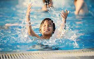 Zomerzwemmen; A-B-C Coronavirus isolatie en inspiratie Door: Sportplaza Zwemmen in de zomervakantie en dan ook nog eens een diploma halen; dat is mogelijk bij Sportplaza Tiel.