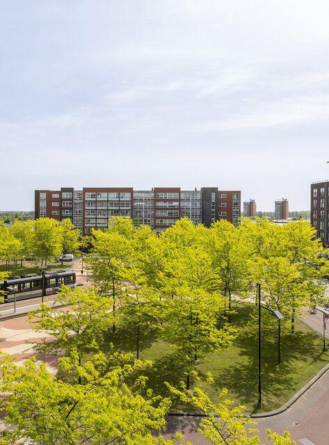 Het appartement biedt door de grote raampartij over de volle breedte van circa 7 meter, veel lichtinval en een mooi zicht op het