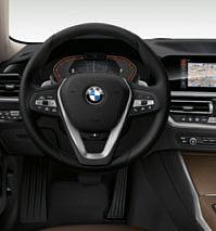 De BMW 3 Serie Sedan is standaard uitgerust met onder meer: De exterieuruitrusting van het Model Luxury Line: De interieuruitrusting van het Model Luxury Line: multifunctioneel sportstuur handsfree