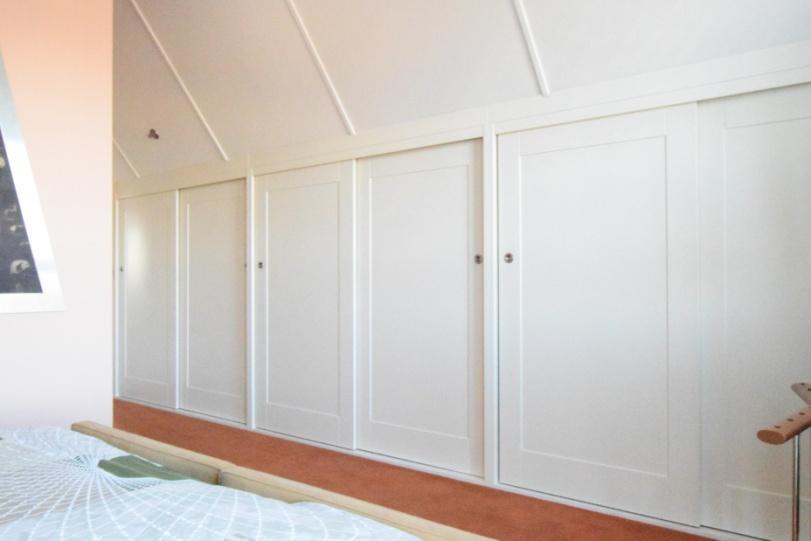 Slaapkamer 1 Pluspunten: + Badkamer en suite + Op maat gemaakte inbouwkasten + Uitzicht over de
