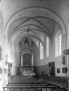 Op oude foto s is te zien dat de kerk een eenvoudig interieur had met gestukte muren en plafonds.