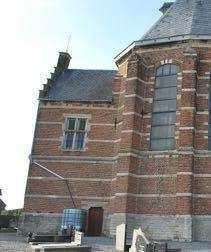 3.1.1.4. Sacristie De sacristie werd vermoedelijk gelijktijdig met, en in de as van het koor opgetrokken.