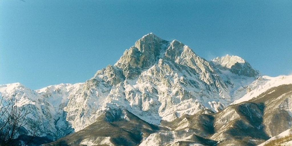 L ABRUZZO Caro lettore, Quando i tempi si saranno di nuovo normalizzati e ricominceremo a sognare di viaggiare nella splendida Italia, vorrei consigliarvi di lasciare la pista battuta e girare l