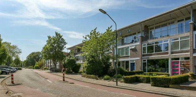 OMSCHRIJVING Zeer royale, perfect onderhouden en prachtig afgewerkte tussenwoning met veel lichtinval, grote woonkamer van 35 m² met open haard en 5 ruime slaapkamers!