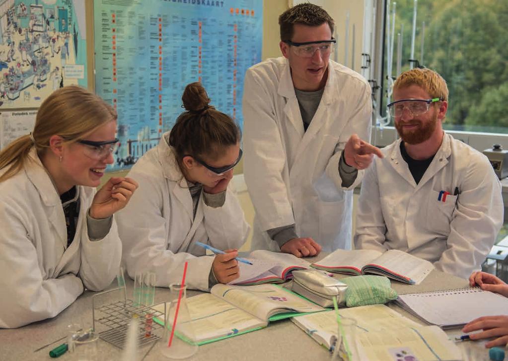 SCIENCE OP ZANDVLIET Als je het leuk vindt iets te onderzoeken, zit je goed op Zandvliet. In ons lablokaal doen we allerlei interessante scheikunde- en natuurkundeproefjes.