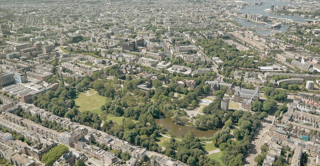 LOC ATIE Buiten Singel, aan de Mauritskade, aan de rand van het Oosterpark en tegen het centrum van aan. De tram en metro op enkele minuten loopafstand en een openbaar parkeerterrein voor de deur.