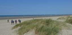 Natuurvriendenhuis, en omzeilden even de Doornpanne om door een laatste stukje duin, het gesloten bezoekerscentrum van de Doornpanne te bereiken.