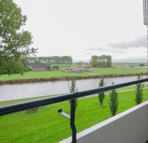OMSCHRIJVING Appartement aan de zuidkant van Leeuwarden met een fantastisch uitzicht over het Van Harinxmakanaal en de landerijen.