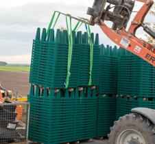 Zijwandroosters en afdekplaten (alleen nodig voor halve kratten) worden op afzonderlijke pallets verpakt. De voorgefabriceerde ondelen van de QuadroControl ST-put worden seperaat geleverd.