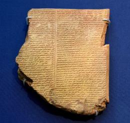 De tabletten zijn zeer oud [± 1250 BC], en hebben elementen als verwoestende watervloed, 8 personen, duif etc. Heel veel overeenkomsten dus.