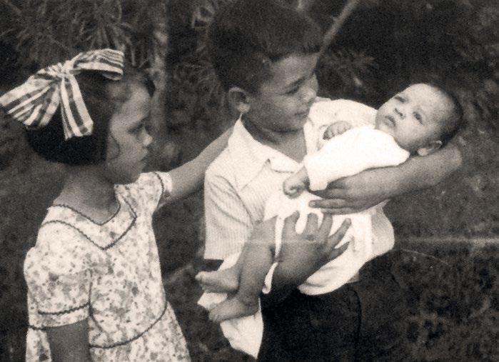 Foto s: Familiearchief Peter Rufi Peter Rufi met zijn zusje Reeneke en zijn babybroer Hans, in Koepang op Timor 1948.