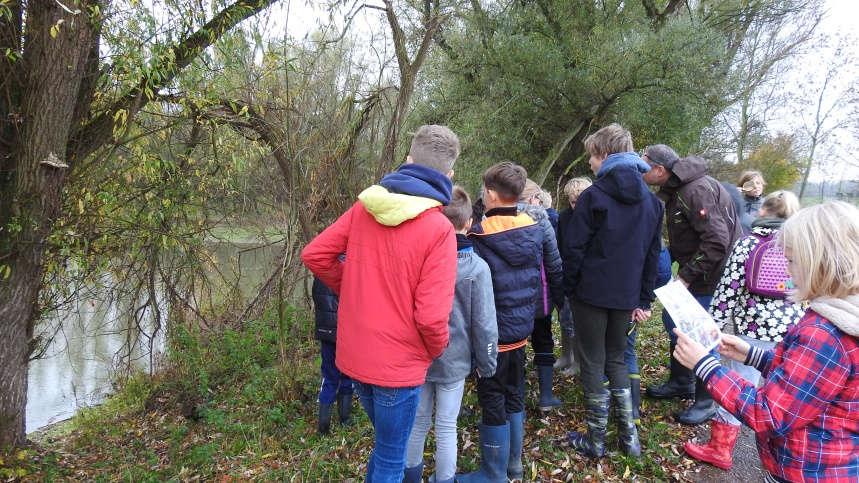 Na een korte inleiding op het thema, kregen alle kinderen een blaadje en pen/potlood en de opdracht een paddenstoel te tekenen. Gewoon een ruwe schets, hoefde niet mooi. Klaar, stop hem in je zak.