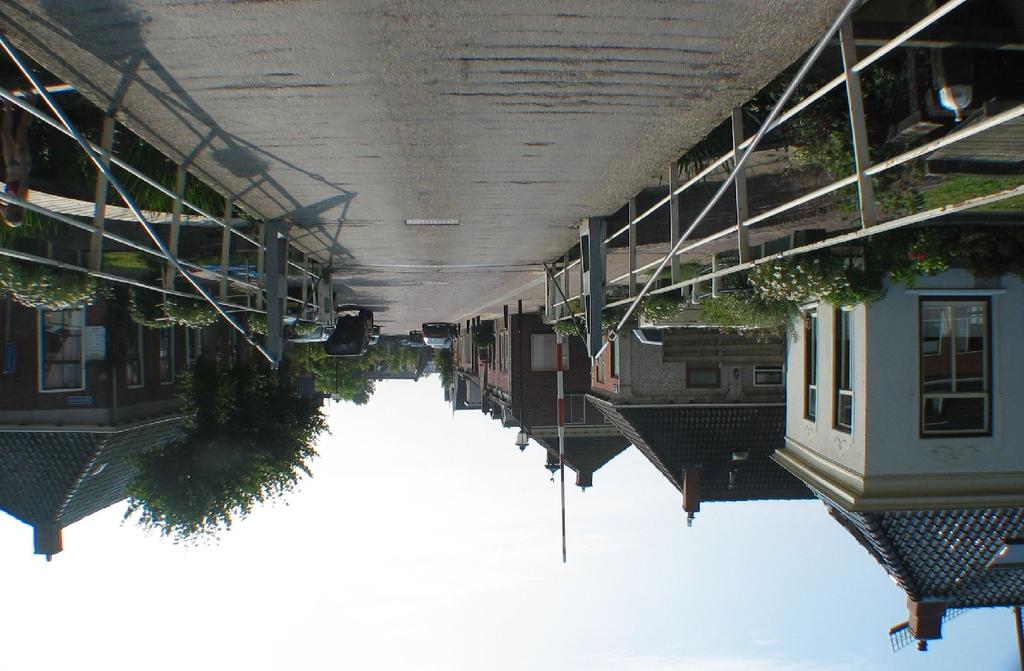 4. LANDWEGEN Lange tijd verliep het belangrijkste goederen- en personenvervoer via waterwegen. Verkeer over land vond oorspronkelijk alleen in de zomer plaats.