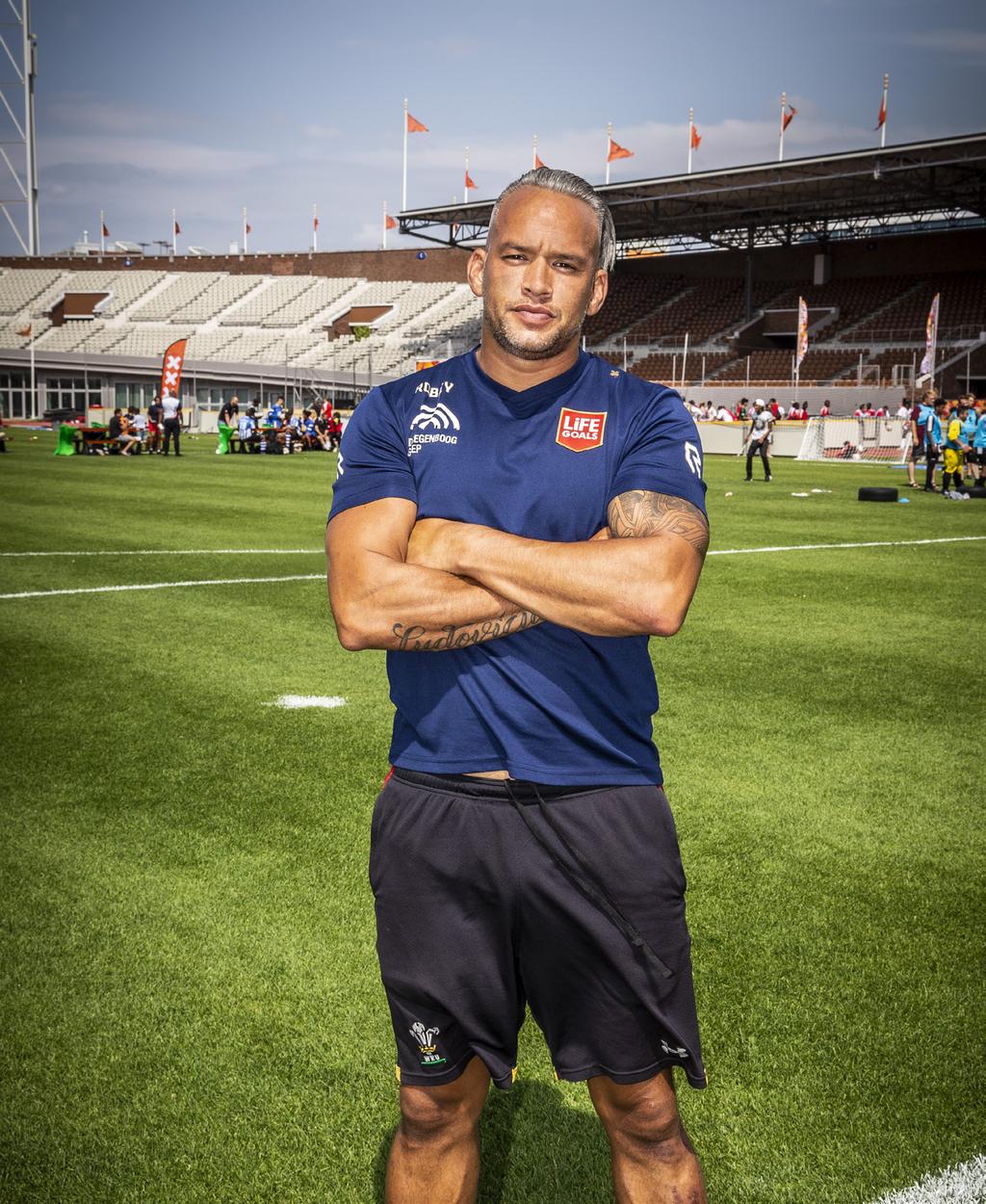 Maatschappelijke Sportcoach Bas van den Muijsenberg: " Ik ben altijd weggelopen voor mijn emoties, mijn verslaving" In plaats van te vechten in de kooi gebruikt Bas van den Muijsenberg (40)