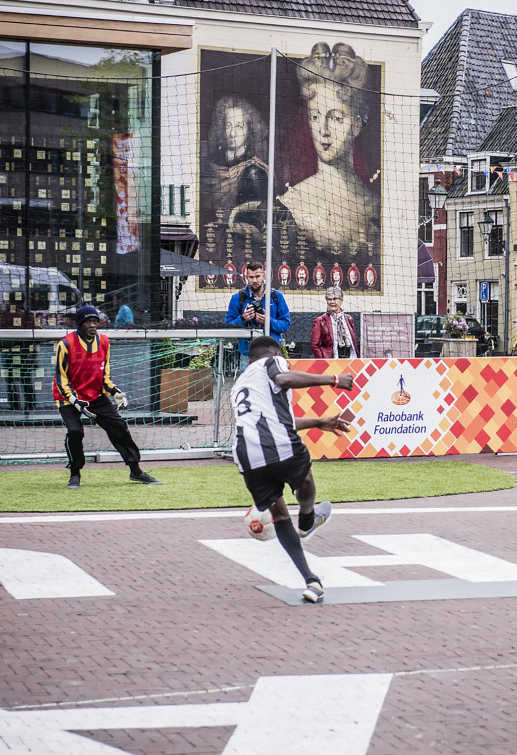 "Omdat er geen geld is of omdat je soms even een zetje in de rug nodig hebt om toch die stap te nemen naar bijvoorbeeld het voetbalveld.