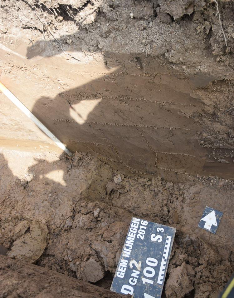 Tussen de stenen bevindt zich enig archeologisch vondstmateriaal in de vorm van scherven van prehistorisch handgevormd aardewerk en brokjes vesiculaire lava (maalsteen).