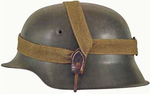 Afb. 3.23. Duitse M42 helm met hieromheen gewikkelde broodzakriem met ijzeren haken (collectie Military Legacy, Dordrecht).