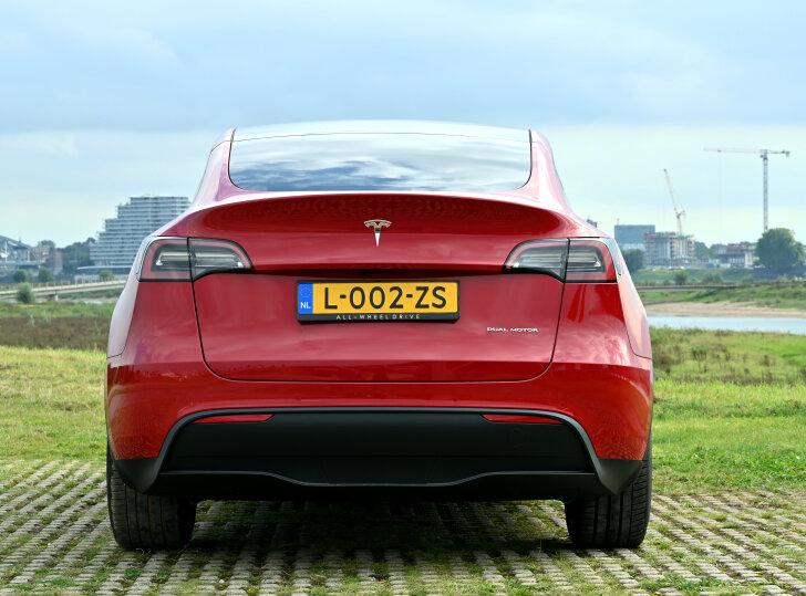 tussen theorie en praktijk is daarmee veel kleiner dan bij andere merken. Laden kan bij alle publieke laadpunten, snelladers en Tesla's eigen laadstations.