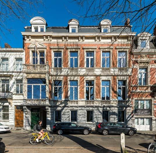 4 Bestaande herenwoning met hoge erfgoedwaarde (gevel en interieur) in het centrum van Gent wordt verbouwd tot een co-workingspace.