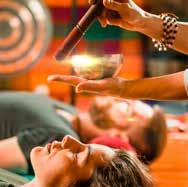 ALTERNATIEVEN Vibro-akoestische therapie is, zoals de naam al zegt, vooral gebaseerd op vibraties (trillingen), die door geluid uit speakers, ingebouwd in speciale massagetafels, matrassen of