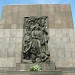 Het Monument voor de Helden van het Getto werd vlak na de oorlog, in 1948, opgericht. Heel Warschau lag toen nog in puin.