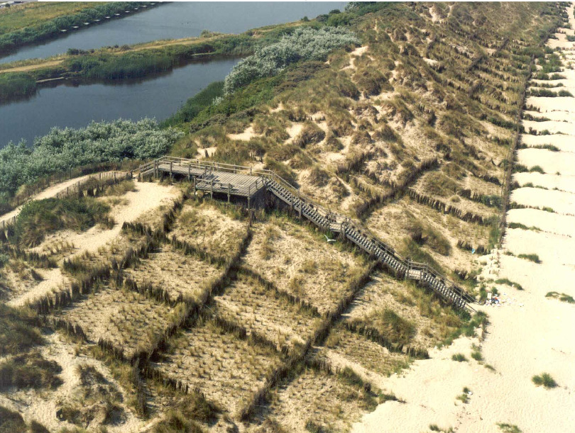 Ook in de getijdenrivier is men geëvolueerd van een technocratische aanpak met harde constructies als een stormvloedkering naar een combinatie van dijkverhogingen en optimalisatie van het gebruik van