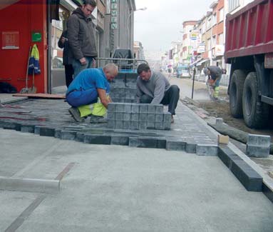 4.7.5 Prefab hulpstukken Een halfsteens- of een elleboogverband kan aan de randen worden afgewerkt met geprefabriceerde hulpstukken.