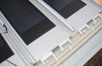 Zonnecellen ter vervanging van dakpannen De zonnestroomcollectoren dienen ter vervanging van dakpannen.