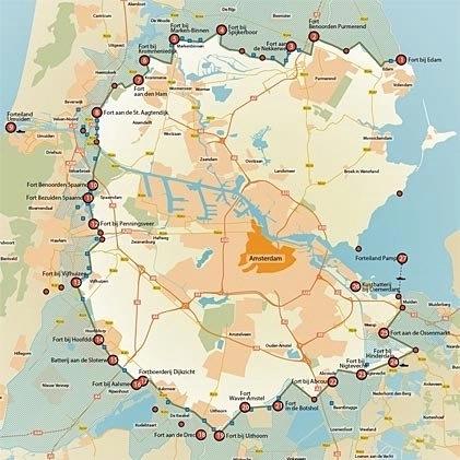 Kaart van de Stelling van Amsterdam Bestaande forten werden versterkt, nieuwe erbij gebouwd. Overal waren dijken, dammen, sluizen en klepjes om in elk weiland de juiste waterstand te kunnen bereiken.