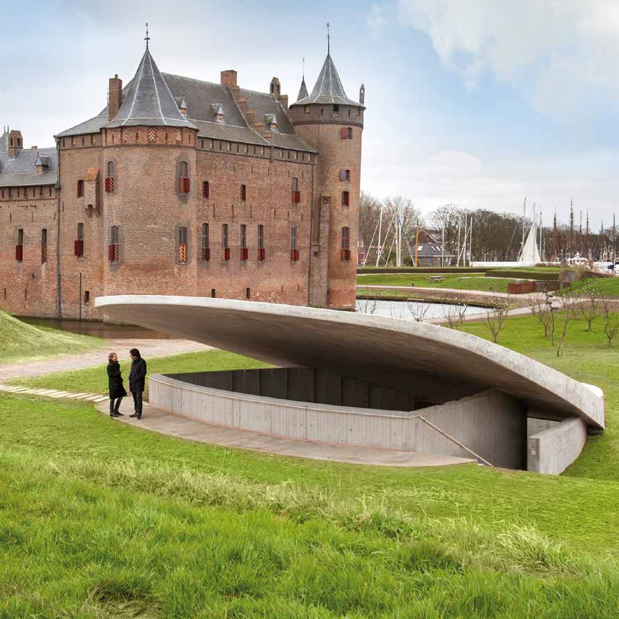 Het deels verzonken Waterschild Paviljoen, achter het kasteel in de pruimenboomgaard, is