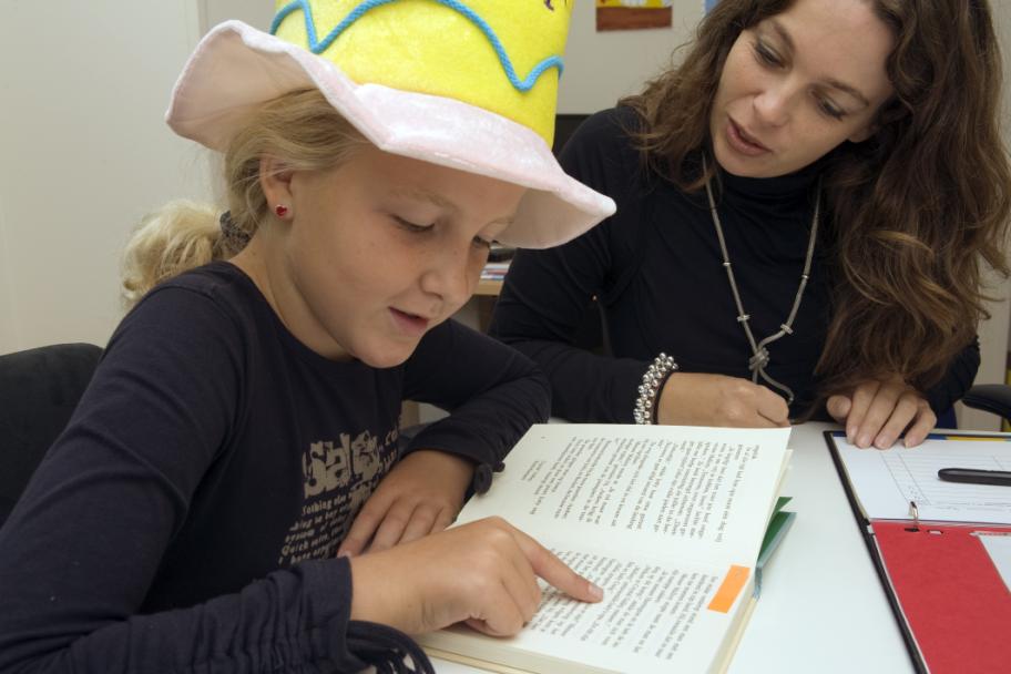 Begeleid hardop lezen, een effectieve methodiek voor zwakke lezers; handleiding voor de schoolpraktijk Henk Blok Conny