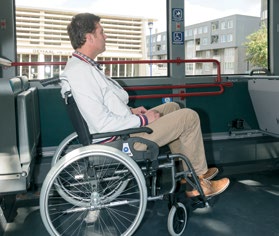 Op die lijnen rijden bussen met uitschuifbare in- en uitstapplaat; dit kan een elektrische of handmatige plank zijn.